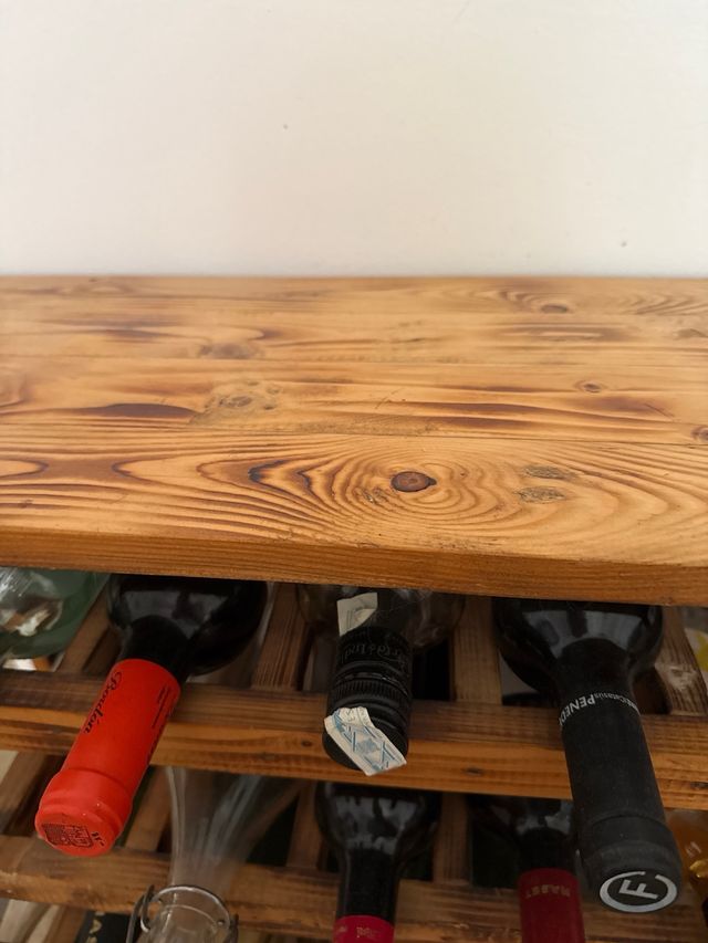 Mueble para vinos de madera hecho a mano