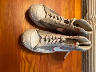 Zapatillas Nike grises y rojas