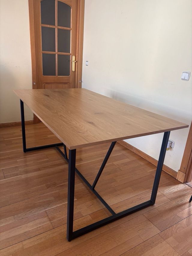 Mesa comedor roble y patas negras