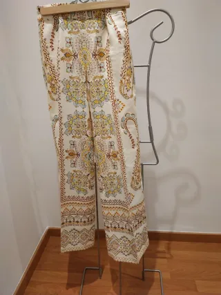 Pantalón estampado beige y multicolor