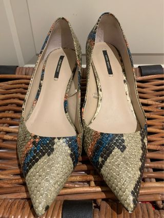Zapatos Zara Basic tacón bajo piel exótica