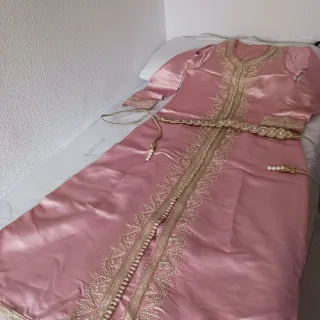 Caftán rosa con bordados dorados