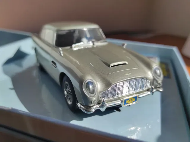 Aston Martin DB5 Casino Royale en Caja