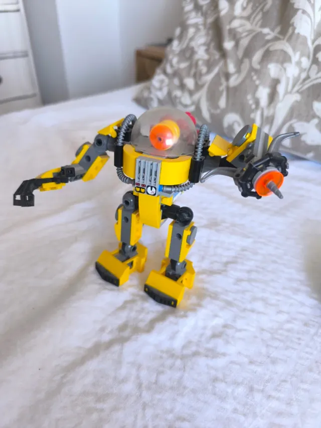 Lego Robot Amarillo creator 31090. 3 en 1