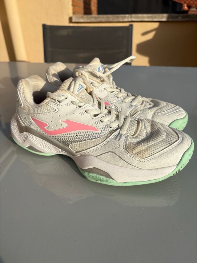 Zapatillas de pádel blancas y rosas