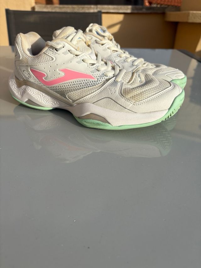 Zapatillas de pádel blancas y rosas