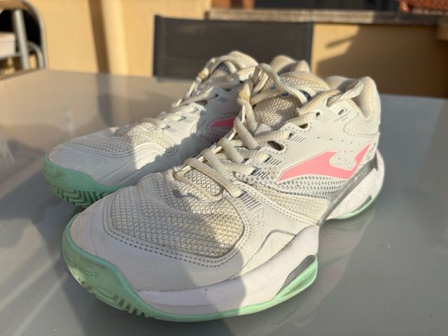 Zapatillas de pádel blancas y rosas