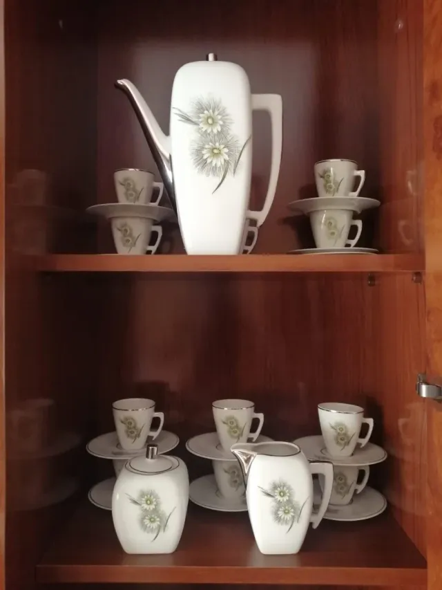 Juego de café de porcelana con detalles plateados