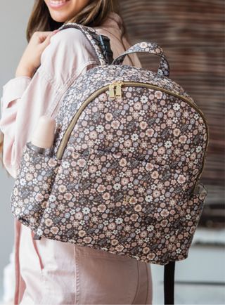 Mochila Pasito a Pasito floral practicamente
nueva