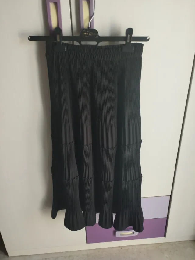 Falda larga negra plisada