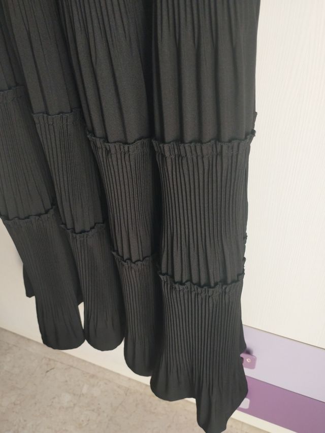 Falda larga negra plisada