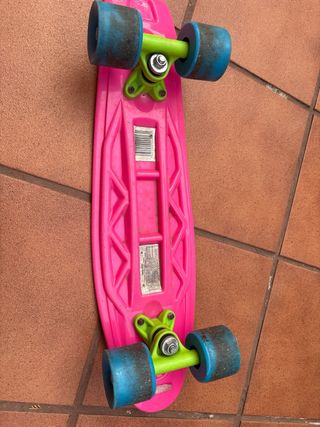 Patinete rosa con ruedas azules