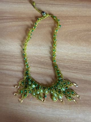 Collar de bisutería verde y dorado
