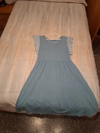 Vestido azul con mangas de cuadros