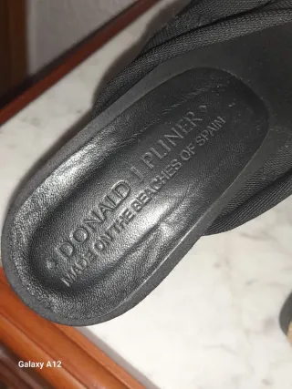 Sandalias cuña DONALD J. PLINER negras