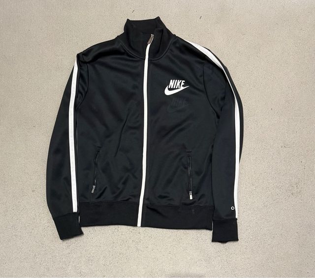 Chaqueta Nike Negra con Rayas Blancas