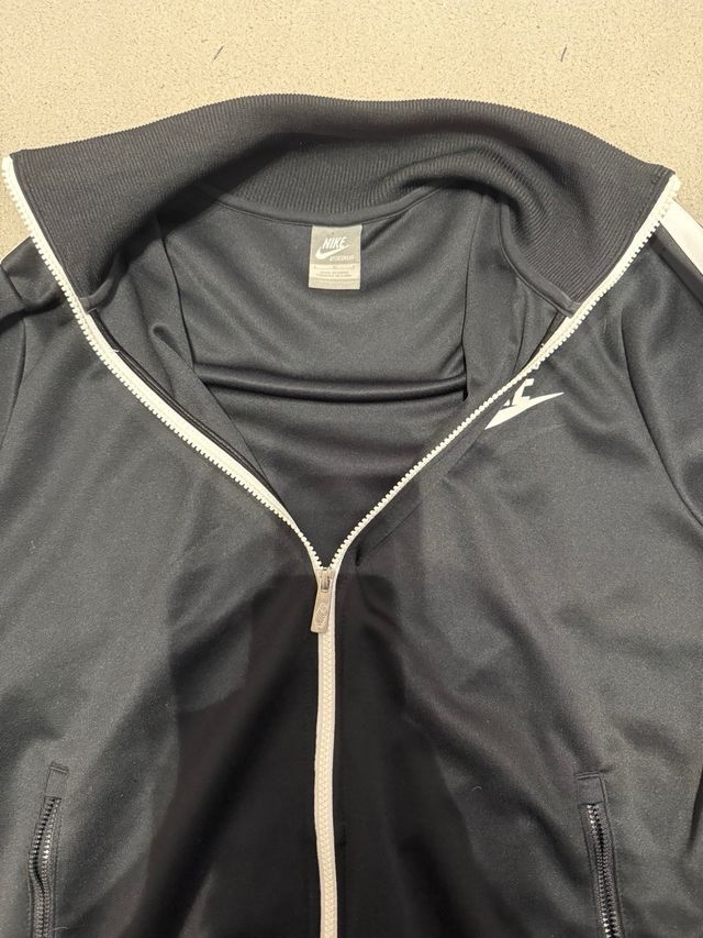 Chaqueta Nike Negra con Rayas Blancas