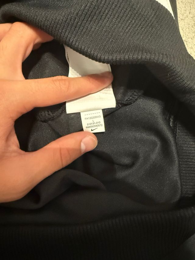 Chaqueta Nike Negra con Rayas Blancas