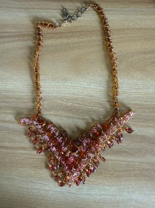 Collar de bisutería dorado y rosa
