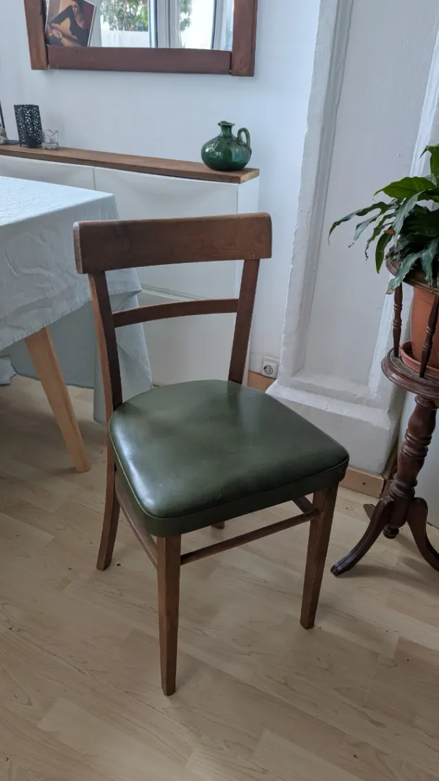Silla de madera con asiento de piel verde