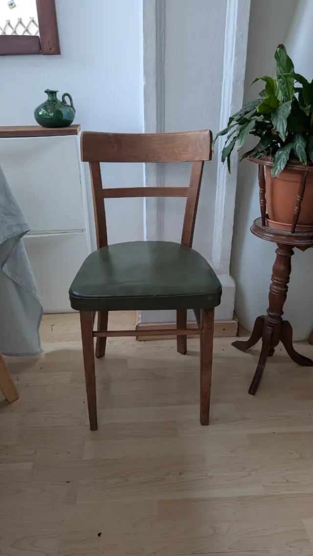 Silla de madera con asiento de piel verde