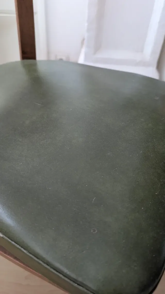 Silla de madera con asiento de piel verde