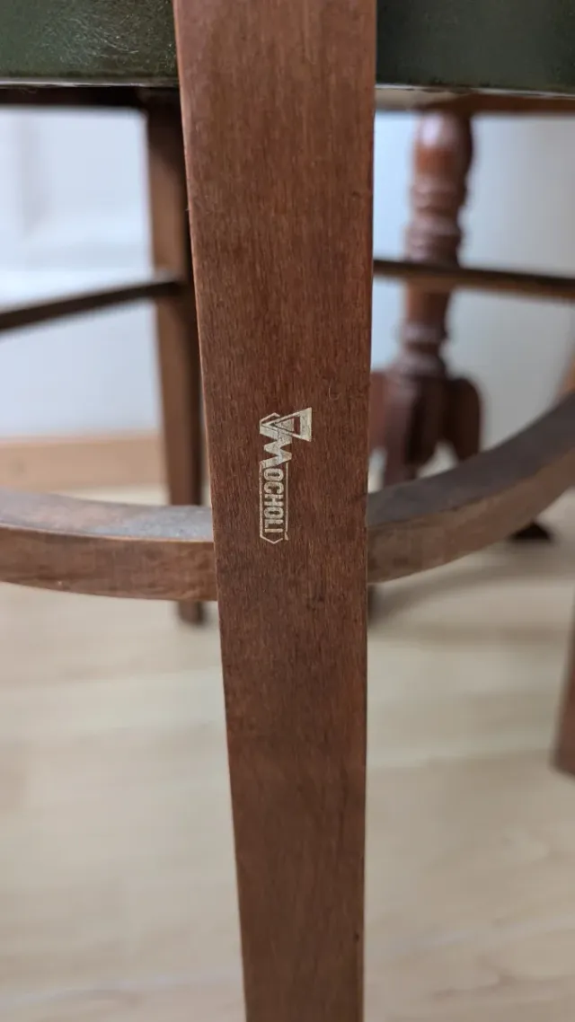 Silla de madera con asiento de piel verde