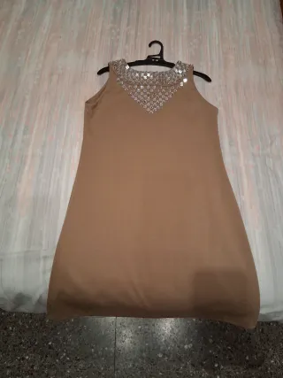 Vestido marrón con pedrería