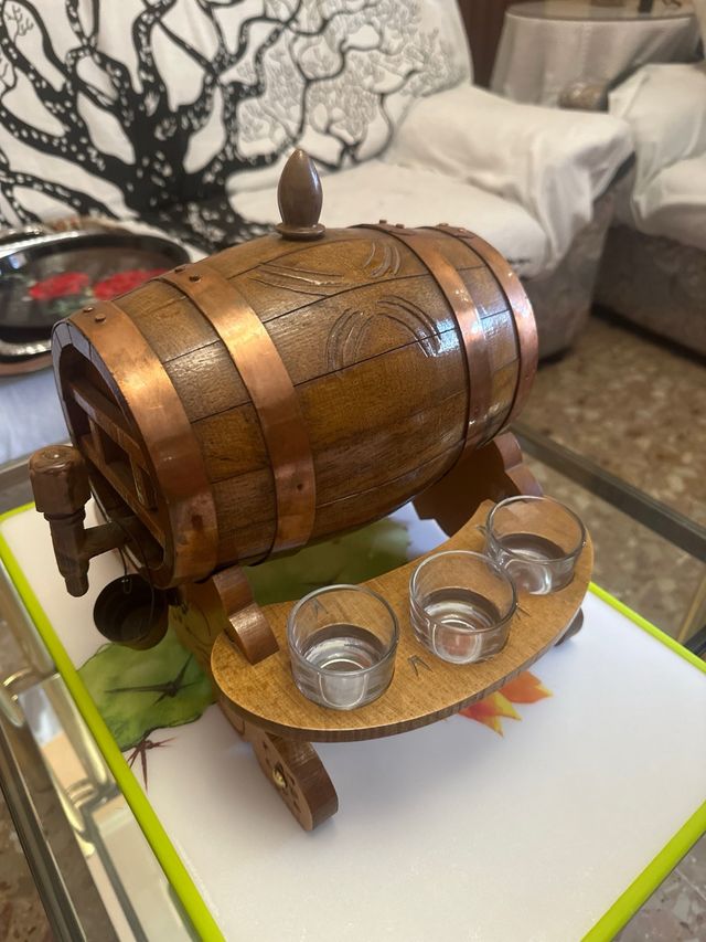 Barril con vasos de chupito