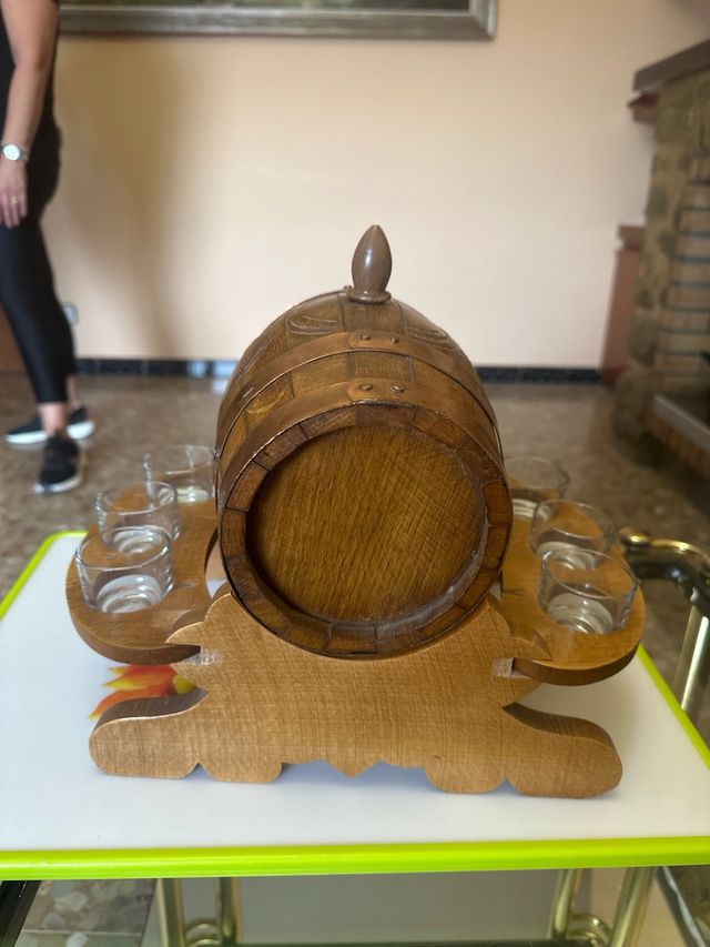Barril con vasos de chupito
