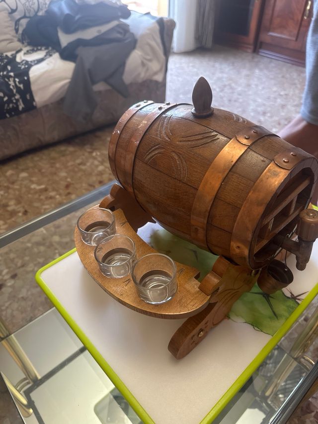 Barril con vasos de chupito