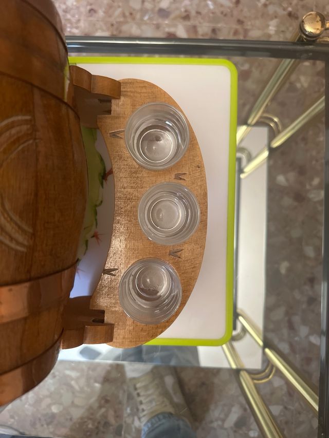 Barril con vasos de chupito