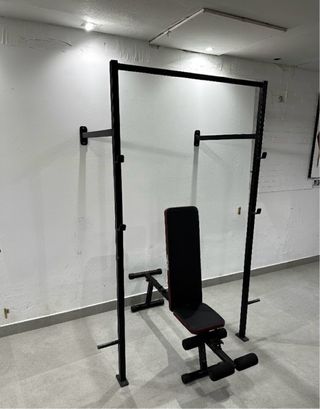 Banco de pesas y rack para gimnasio