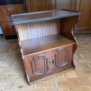 Mueble auxiliar clásico con ruedas