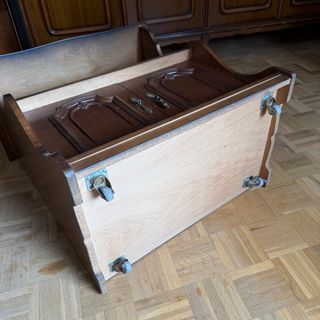 Mueble auxiliar clásico con ruedas