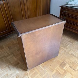 Mueble auxiliar clásico con ruedas