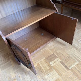 Mueble auxiliar clásico con ruedas