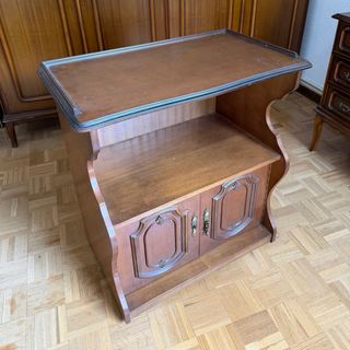 Mueble auxiliar clásico con ruedas