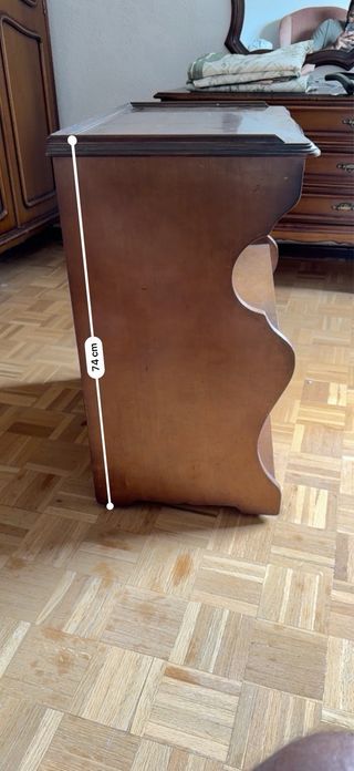 Mueble auxiliar clásico con ruedas