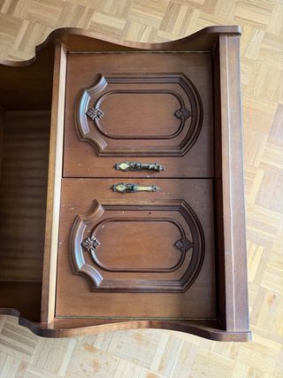 Mueble auxiliar clásico con ruedas