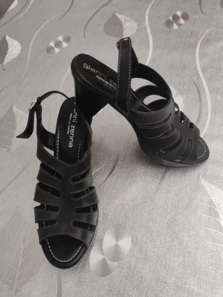 Sandalia negra de tacon