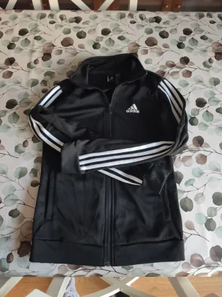 Chaqueta Adidas Negra con Rayas Blancas