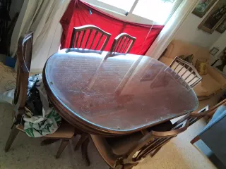 Mesa de madera con 6 sillas