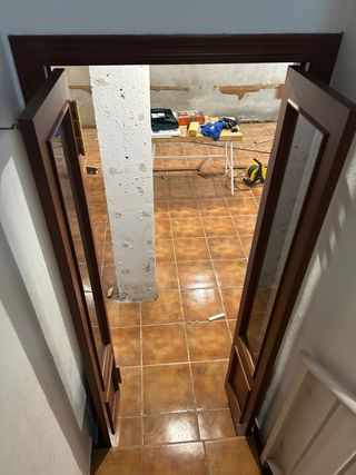 Puerta abatible oscilante de madera