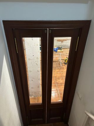 Puerta abatible oscilante de madera