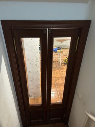 Puerta abatible oscilante de madera