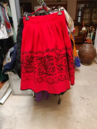 Falda regional roja 