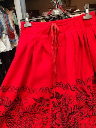 Falda regional roja 