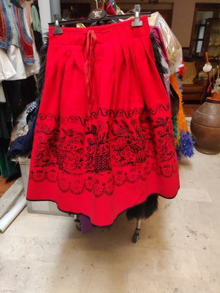 Falda regional roja 