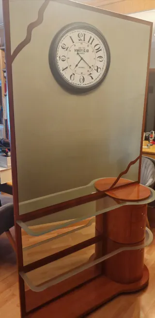 Recibidor de madera y cristal